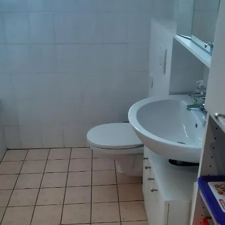 Schlafzimmer Mit Grossem Doppelbett *
